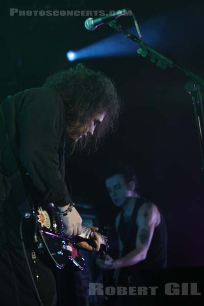 THE CURE - 2008-03-12 - PARIS - Bercy - Robert James Smith - Simon Jonathon Gallup